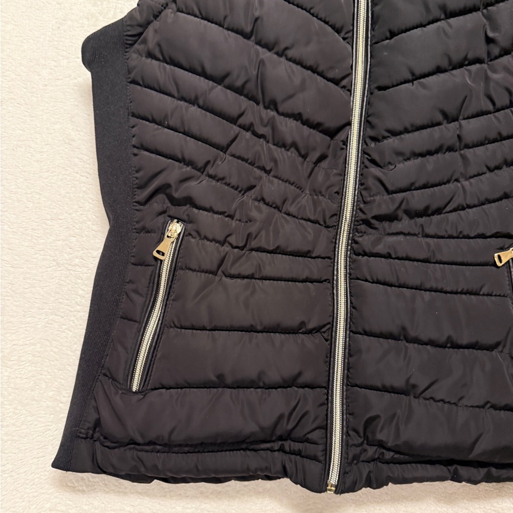 YMI Women’s Black Quilted Puffer Vest w/ Faux Fur Hood Cozy Winter Layer-Size M - Picture 4 of 15